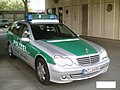 Streifenwagen Mercedes-Benz C-Klasse in alter grün-silberner Farbgebung