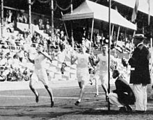 Ted Meredith katkaisee maalinauhan Tukholman olympiakisojen 800 metrin juoksussa.