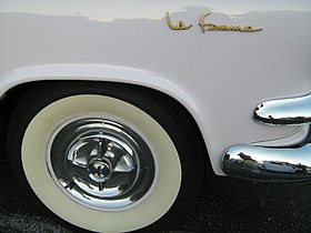 לוגו מוזהב "לה-פאם" על הכנף הקדמית של הרכב