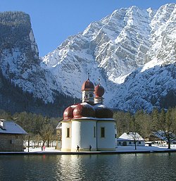 St. Bartholomä am Königssee. Im Hintergrund die Watzmann-Ostwand.