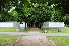 Berlin Wall Invalidenfriedhof - Sarah Stierch A 02.jpg