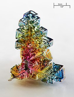 Cristal artificiel de bismuth métallique. L'irisation est due à une couche très mince d'oxydation. (définition réelle 2 492 × 3 276)