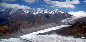 Le Gornergrat[a] vu depuis le Petit Cervin, avec le glacier du Gorner[b] et, au fond[c] de gauche à droite, le massif des Mischabels, l’Alphubel, l’Allalinhorn, le Rimpfischhorn[d] et le Strahlhorn.