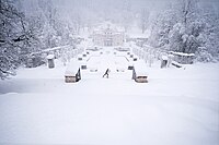 Läufer beim Passieren von Schloss Linderhof