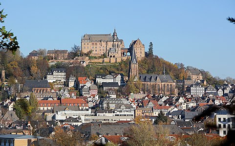 Schloss + Pfarrkirche von Südosten