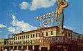 Pioneer Club Las Vegas[англ.] вскоре после установки знака (1950-е)