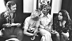 Palo Anja Räsäsen, Liisa Roineen ja Kaija Lahtisen kanssa vuonna 1972.