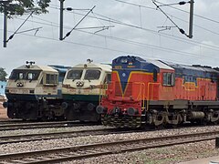 UBL WDG4 12123, GY WDG4 12510 and GY WDM3A 18978 standing at Toranagallu Junction.jpg