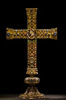 La croix de Lothaire, conservée dans le trésor de la cathédrale d'Aix-la-Chapelle. (définition réelle 1 891 × 2 834)