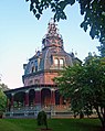 Grande maison ornée, avec un niveau de décoration plus généralement associé aux bâtiments publics. À l'origine de conception plus modeste, la maison a été construite en 1860 et le dôme a été ajouté en 1872–1876. Armour–Stiner House, Irvington, New York[5].