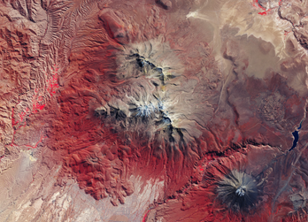 Vue satellite du Chachani et du Misti, au Pérou. (définition réelle 4 335 × 3 120)