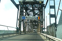 Silta Tonavan yli Ukrainan ja Romanian rajalla.