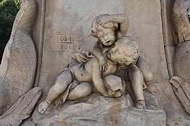 Dominique Fossati, Deux enfants jouant avec un poisson, Fontaine Fossati (face, place des Capucines). 1778. Marseille, place des Capucines. Photo, Jamie Mulherron.jpg
