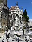 Dans le cimetière de Douzains, sculpture réalisée par Augustin Fumadelles en 1882.