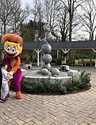 Entrée du Parc, Baggy la mascotte et la fontaine