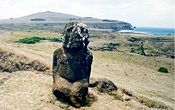 Tukuturi pri Rano Raraku je klečeči moai in eden redkih narejen iz rdeče žlindre.