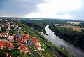 Den bredere og vannrikere Vltava munner ut i Elben