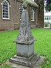 Hardstenen grafmonument voor Aaldert Stevens in de vorm van een met festoenen versierde obelisk