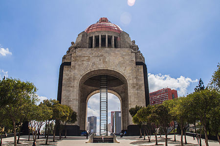 Monumento a la Revolución (1938), na Cidade do México, o mais alto arco triunfal do mundo.