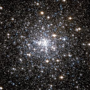 Kulová hvězdokupa NGC 6752 na snímku z Hubbleova vesmírného dalekohledu. Autor: NASA/Space Telescope Science Institute/WikiSky.