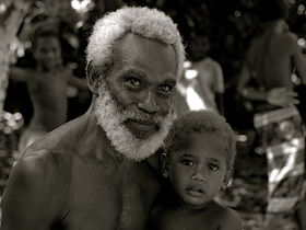 Homem com seu neto em Nova Bretanha Oriental, Papua-Nova Guiné.