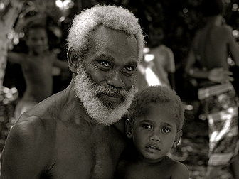 Un grand-père et son petit-fils en Papouasie-Nouvelle-Guinée. (définition réelle 3 057 × 2 293)