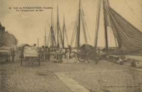 Photographie d'un chargement de sel dans un port de Noirmoutier - XXe.png