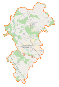 Mapa konturowa powiatu zduńskowolskiego, w centrum znajduje się punkt z opisem „Dom Urodzenia św. Maksymiliana Kolbe w Zduńskiej Woli”