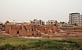 Qasr al-Banat in Raqqa. Kaputtrestaurierte Kulisse