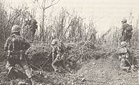 Fuzileiros americanos avançando contra as tropas comunistas na Montanha 881N.