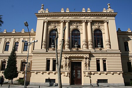 L'avancée centrale de la façade principale du lycée de Valjevo.