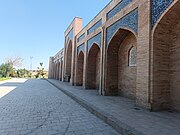 Masjid kirish qismining shimoli-sharqiy tomondan koʻrinishi