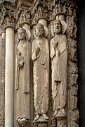 Tres estatuas a la izquierda: reina, José (?), Isaías (?)[18]​