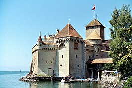 Het kasteel van de Chillon (Vaud, Zwitserland) met zicht op het meer van Genève