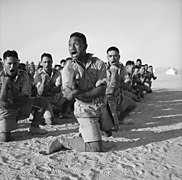 Haka effectué par les soldats du bataillon Maori (en) de l'armée néo-zélandaise lors de la Seconde Guerre mondiale