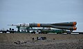 Transportados sobre trilhos, a TMA-12M e o foguete Soyuz-FG seguem para a plataforma de lançamento.