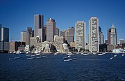 ボストン。アメリカマサチューセッツ州北東部サフォークにあり、人口約67万で、同州最大の都市。