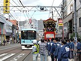 以前は毎年10月に行われる大津祭で、併用軌道上で800系と曳山との併走が見られたが、現在は安全上の理由から曳山巡行の時間帯のみ運転が見合わせられている（2009年10月11日、上栄町駅 - 浜大津駅間）