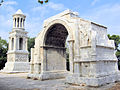 Arco di Glanum a fianco del mausoleo.