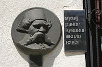 Plaque avec le visage de Vuk Stefanović Karadžić à l'entrée du musée commémoratif.