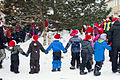 Barn går rundt juletreet under julemarkedet på Røros Foto: Henrik Dvergsdal, 2013