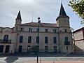 Château depuis la place de l'église.