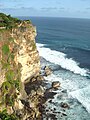 Les falaises calcaire du tertiaire d'Uluwatu furent soulevées depuis le plancher océanique par subduction.