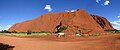 Panorama von Westen, nahe dem unteren Ende des „Uluru Summit Walk“ aufgenommen