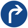 rundes Schild mit weißem, nach rechts gebogenem Pfeil auf blauem Grund