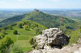 Albtrauf und Vorbergzone der Zollernalb: Blick vom Zeller Horn (913 m), auf den Zollerberg (858 m), mit Burg Hohenzollern. Im Vordergrund die Zellerhornwiese