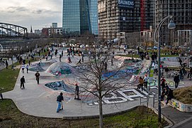 2021 Hochbetrieb auf der Skaterbahn im Hafenpark.jpg