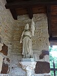 Statue von Jeanne d’Arc in der offenen Vorhalle