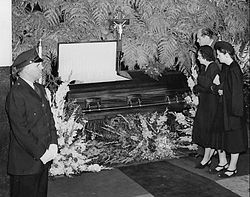 Till vänster Ruths hustru Claire och adoptivdotter Julia vid hans öppna kista i Yankee Stadium. Till höger Ruths och hustrun Claires gemensamma grav.