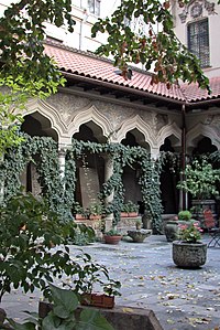 Chiesa della Stavropoleos, cortile laterale